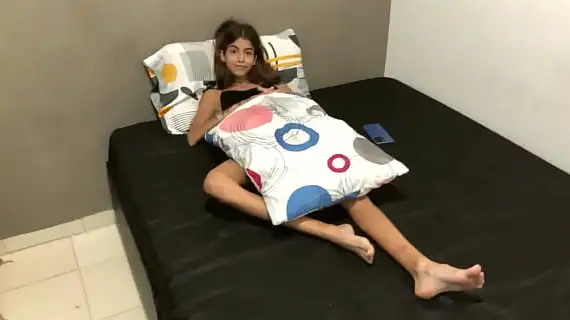 descubro a mi hermanastra pequena masturbandose en su cuarto y le ayudo y me la follo duro historia ompleta 1733440340