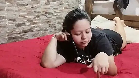 hermanastro me coge mientras hablo por telefono con mi novio me lleno de leche mi colita 1733440869