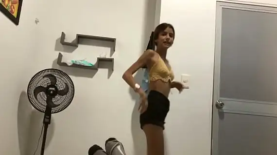 mi hermanastra pequena entra a mi cuarto a pedirme que por favor la deje chuparme la polla historia completa 1733440860